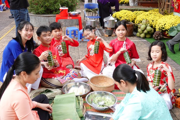 Học sinh Cần Thơ rộn ràng đón tết cổ truyền ngay tại sân trường
