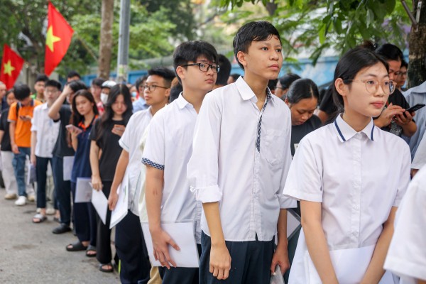 Học sinh Hà Nội bước vào kỳ thi căng thẳng nhất