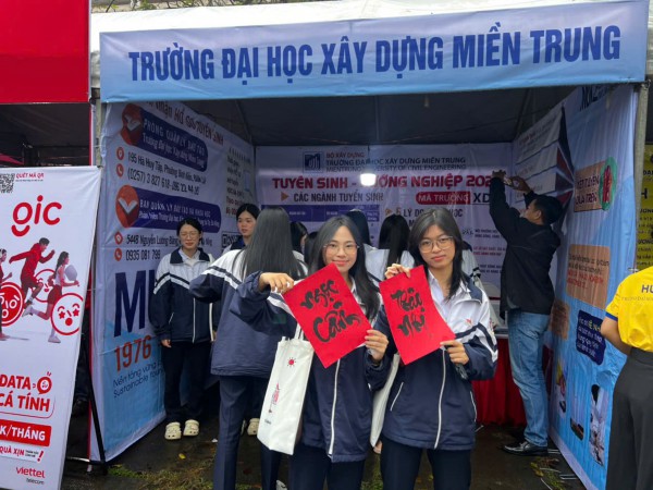 Học sinh Quảng Trị tìm cơ hội học tập tại Chương trình Tư vấn mùa thi