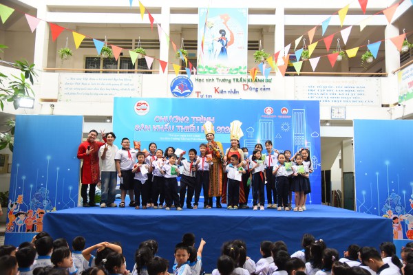 Học sinh TP.HCM học hát cải lương với NSND Tấn Giao và NSƯT Tâm Tâm Học sinh TP.HCM học hát cải lương với NSND Tấn Giao và NSƯT Tâm Tâm