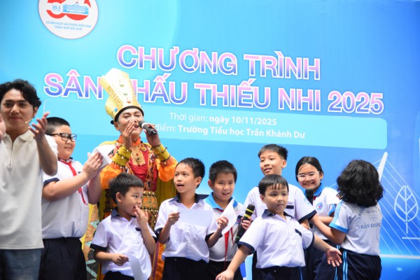 Học sinh TP.HCM học hát cải lương với NSND Tấn Giao và NSƯT Tâm Tâm Học sinh TP.HCM học hát cải lương với NSND Tấn Giao và NSƯT Tâm Tâm