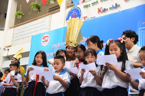 Học sinh TP.HCM học hát cải lương với NSND Tấn Giao và NSƯT Tâm Tâm Học sinh TP.HCM học hát cải lương với NSND Tấn Giao và NSƯT Tâm Tâm