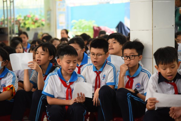 Học sinh TP.HCM học hát cải lương với NSND Tấn Giao và NSƯT Tâm Tâm Học sinh TP.HCM học hát cải lương với NSND Tấn Giao và NSƯT Tâm Tâm