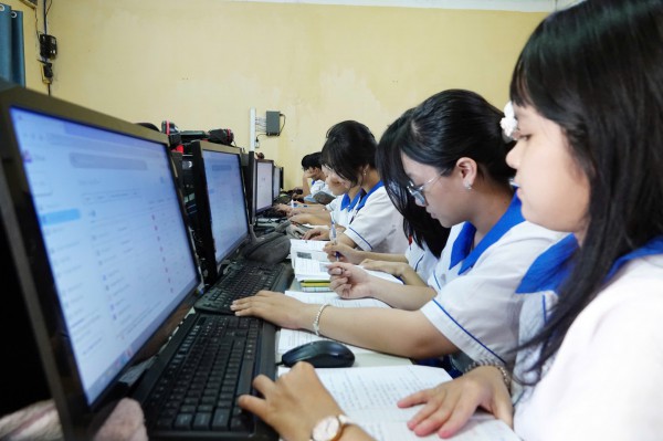 Học sinh TP.HCM làm quen với thi tốt nghiệp THPT trên máy tính Học sinh TP.HCM làm quen với thi tốt nghiệp THPT trên máy tính