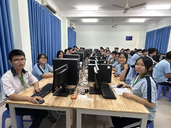 Học sinh TP.HCM làm quen với thi tốt nghiệp THPT trên máy tính Học sinh TP.HCM làm quen với thi tốt nghiệp THPT trên máy tính