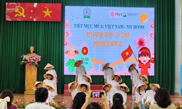 Học sinh TP.HCM nhảy 'APT.' tưng bừng cùng học sinh Hàn Quốc