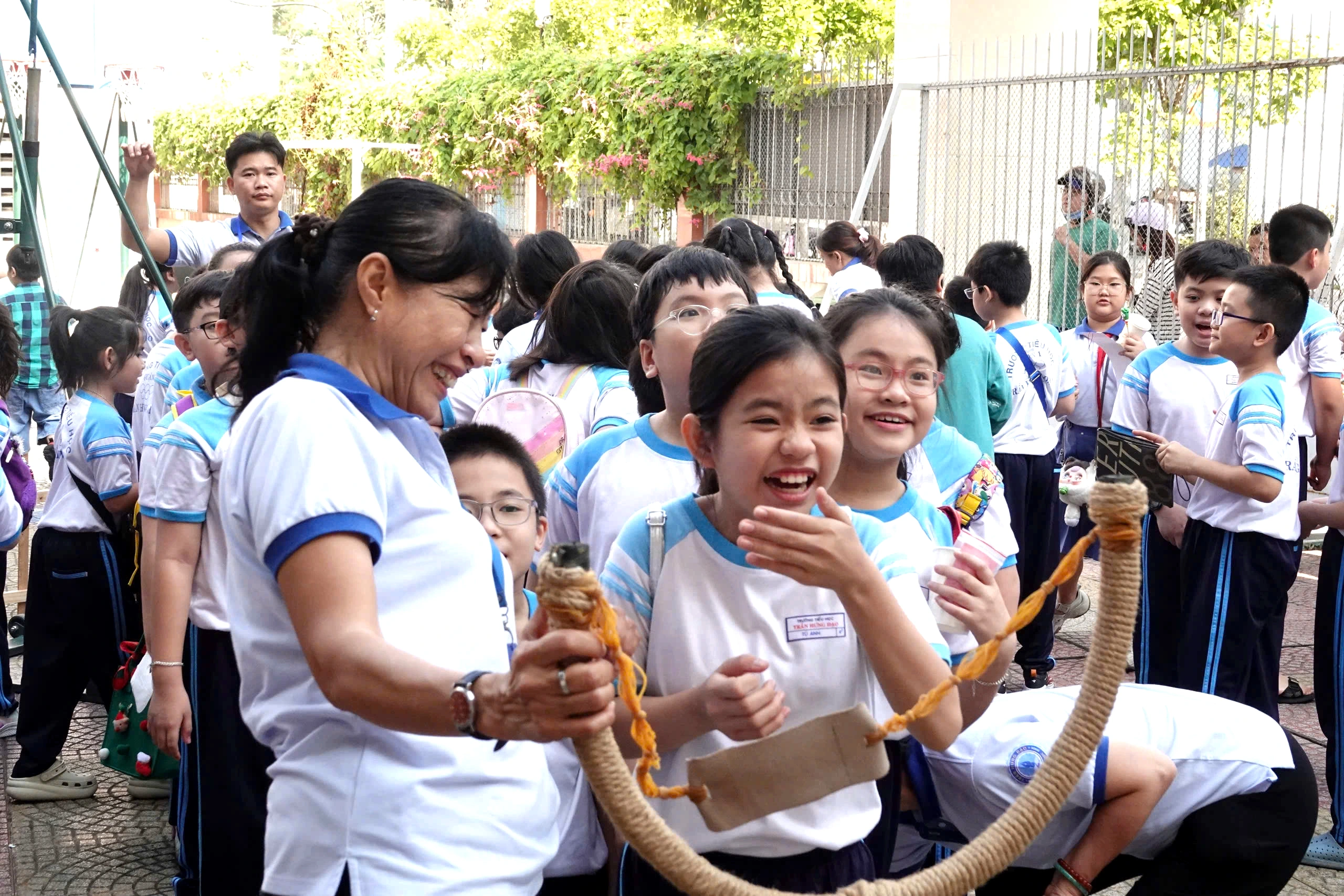 Học sinh TP.HCM vui hội xuân, ngày mai nghỉ Tết Nguyên đán