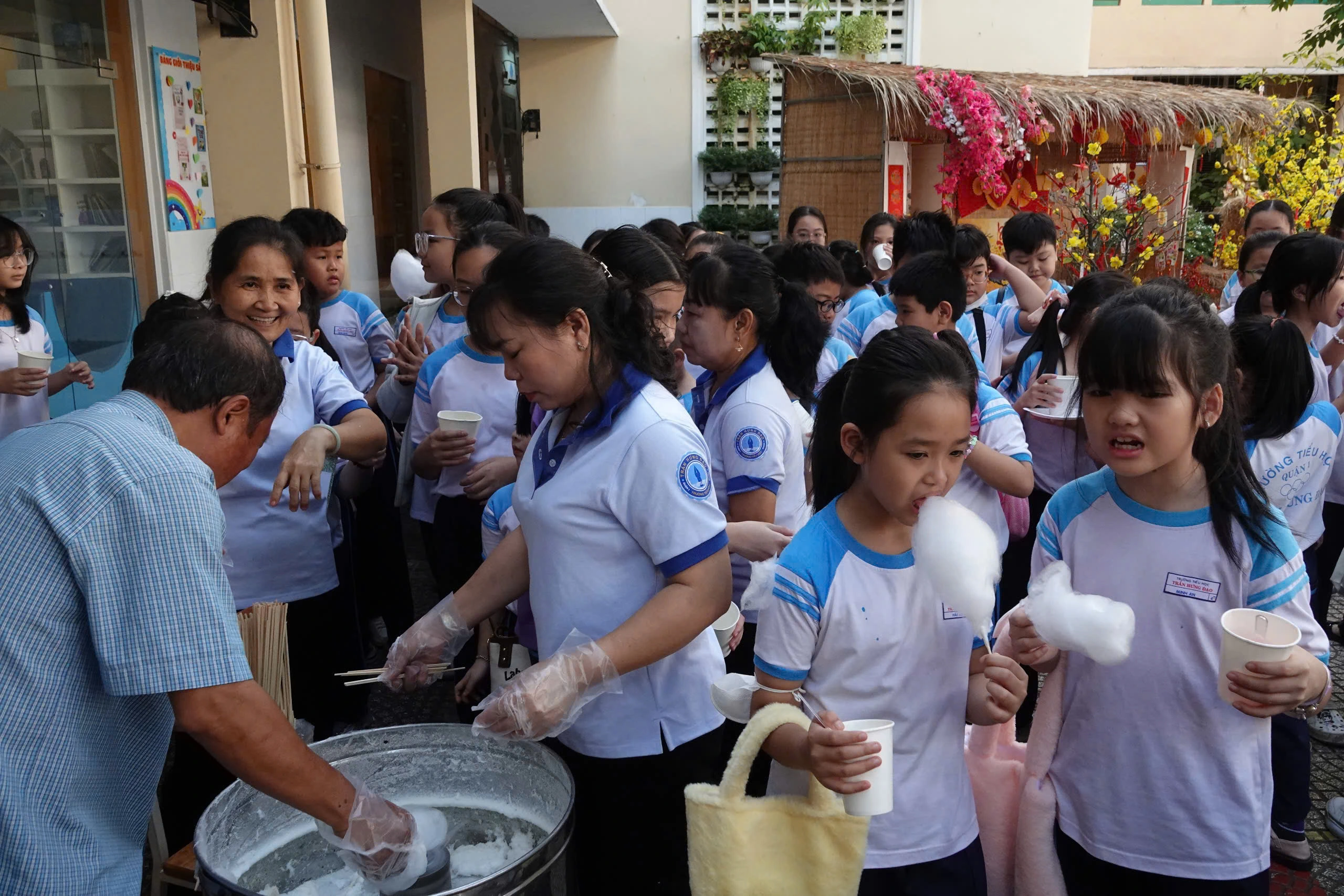 Học sinh TP.HCM vui hội xuân, ngày mai nghỉ Tết Nguyên đán