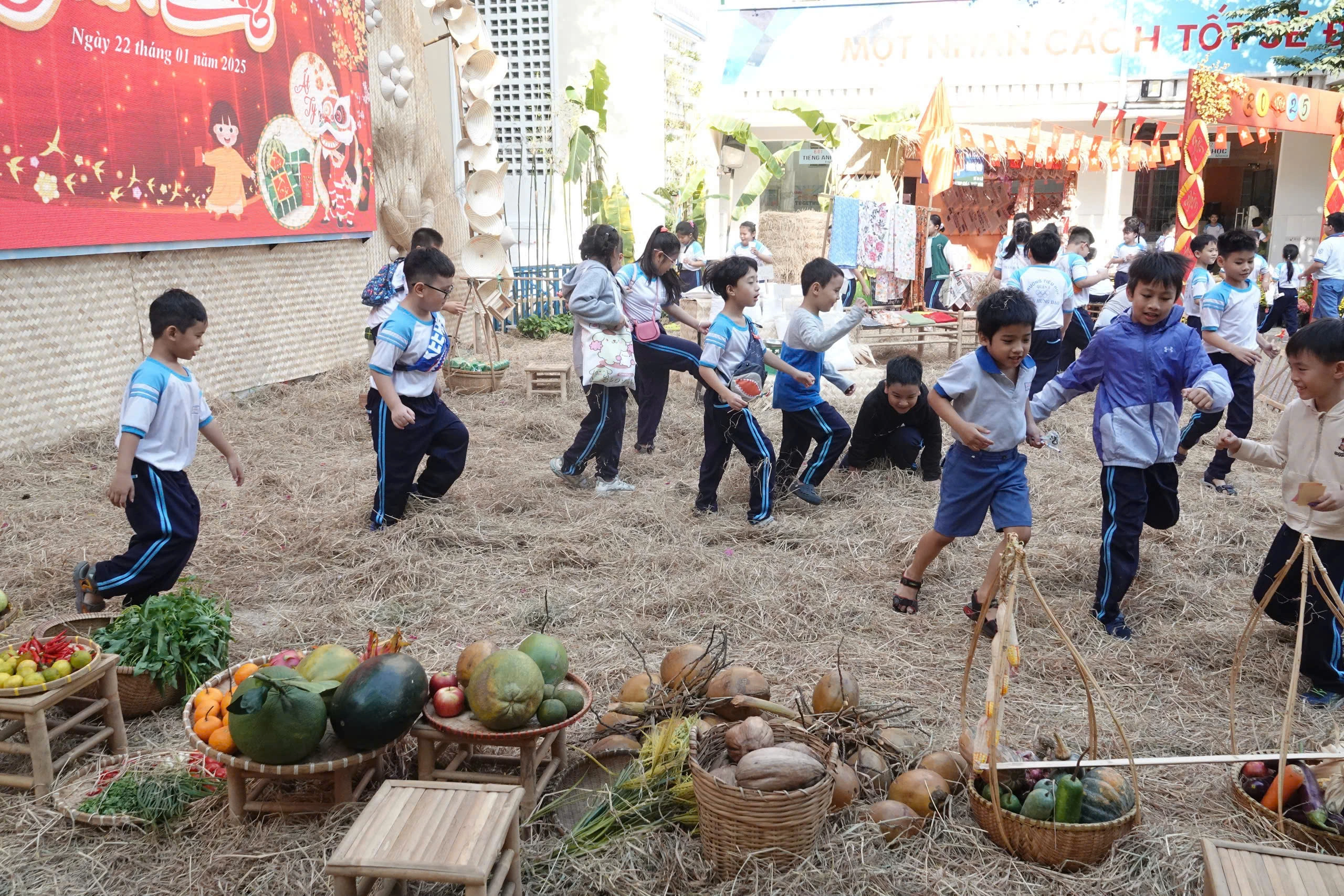 Học sinh TP.HCM vui hội xuân, ngày mai nghỉ Tết Nguyên đán