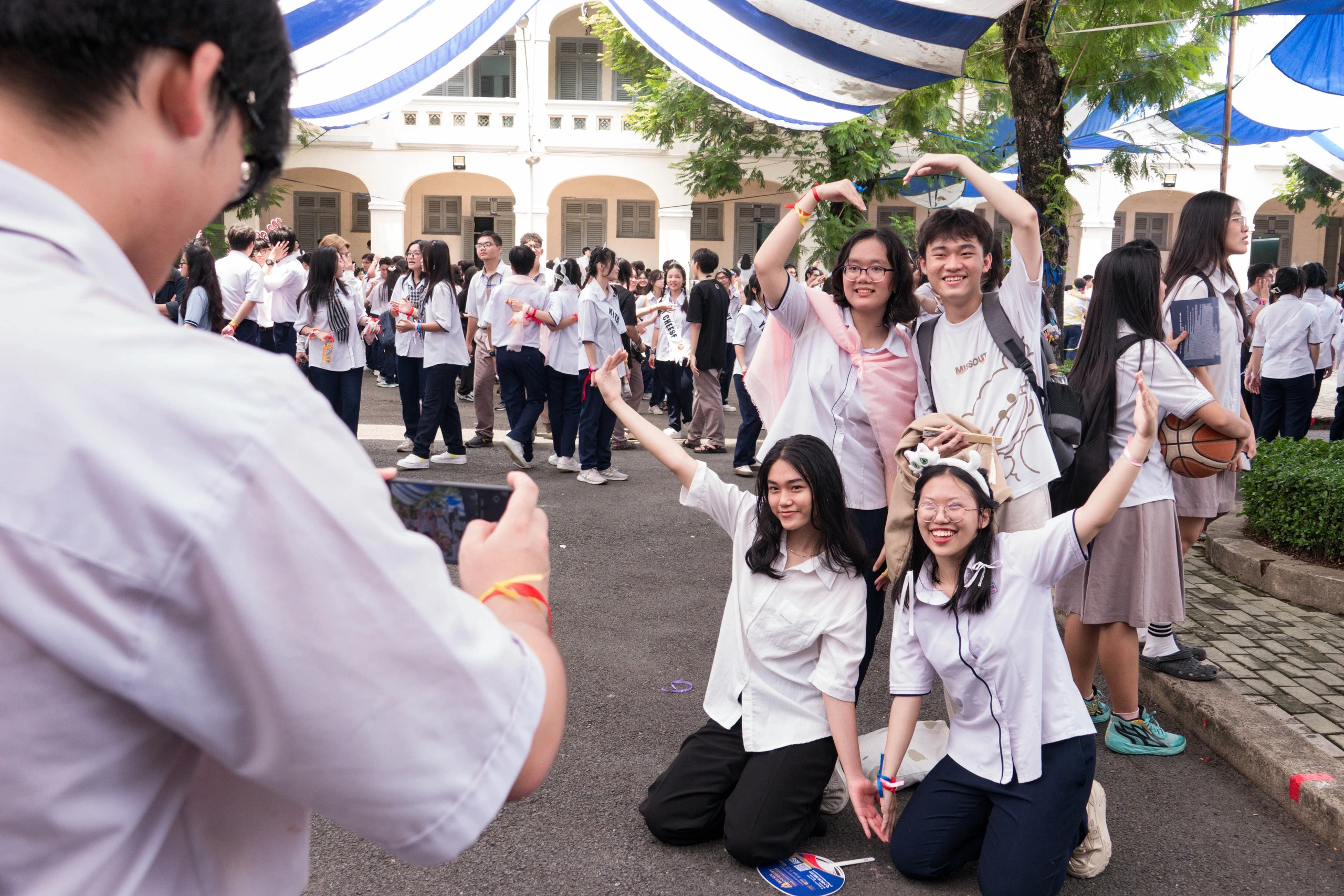 Học sinh Trường THPT chuyên Lê Hồng Phong ‘thắp sáng’ cả bầu trời trong ngày chia tay