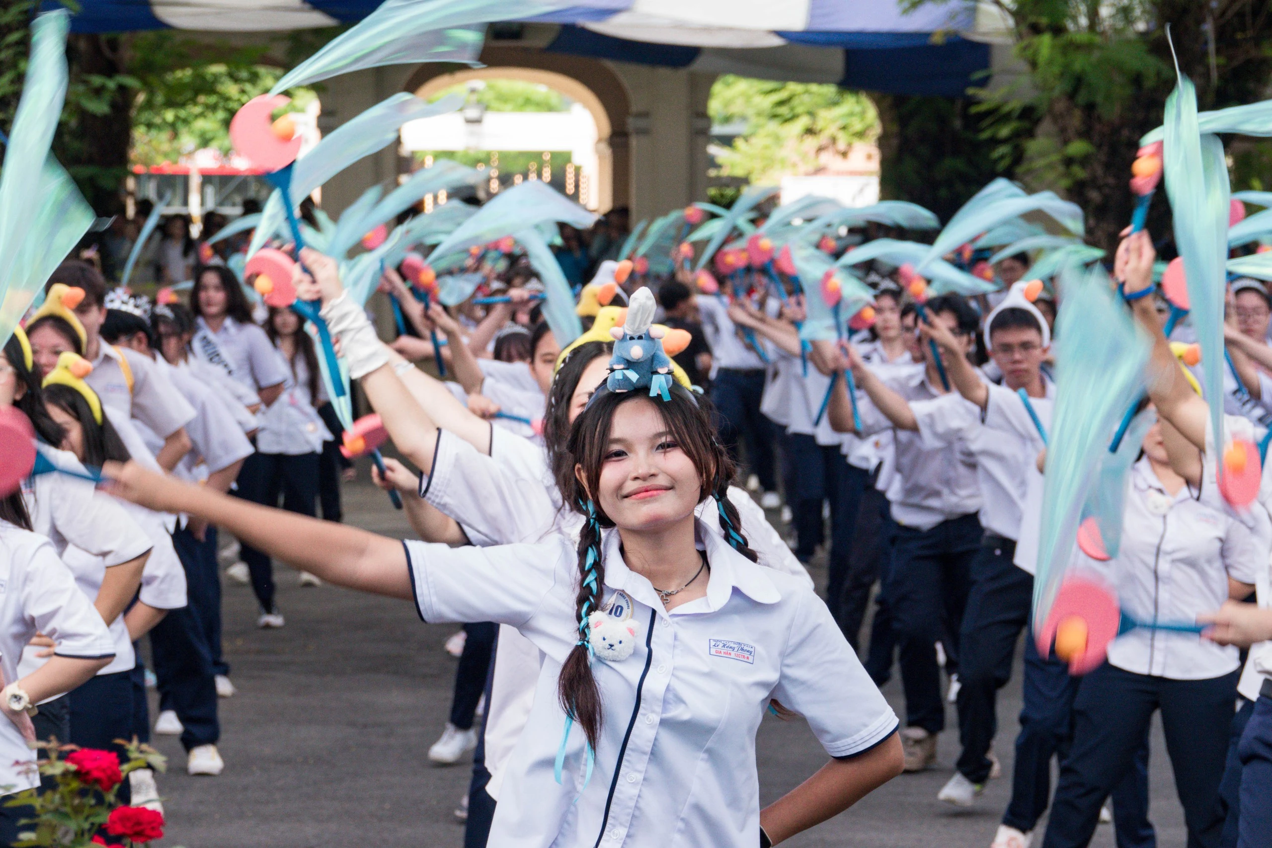 Học sinh Trường THPT chuyên Lê Hồng Phong ‘thắp sáng’ cả bầu trời trong ngày chia tay