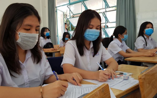 Học sinh bức xúc trường ĐH điện thoại 