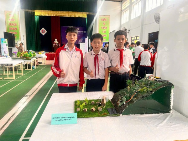 Học sinh chế tạo thiết bị cảnh báo thiên tai Học sinh chế tạo thiết bị cảnh báo thiên tai