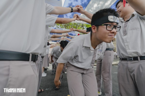 Học sinh chuyên Lê Hồng Phong 'tỏa sáng' băng qua nhiều lần cuối trong ngày chia tay