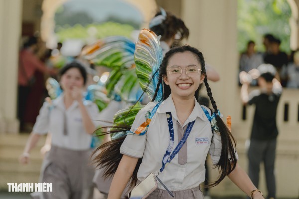 Học sinh chuyên Lê Hồng Phong 'tỏa sáng' băng qua nhiều lần cuối trong ngày chia tay