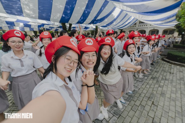 Học sinh chuyên Lê Hồng Phong 'tỏa sáng' băng qua nhiều lần cuối trong ngày chia tay