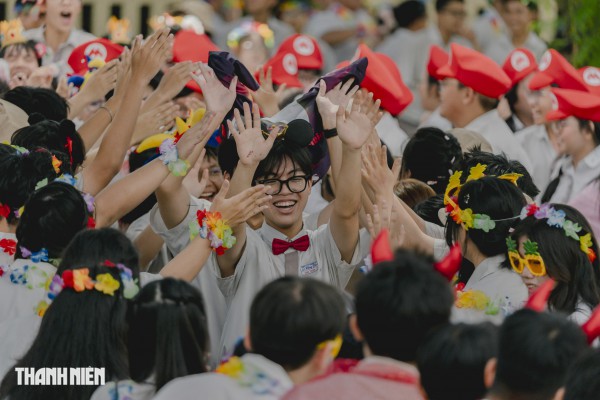 Học sinh chuyên Lê Hồng Phong 'tỏa sáng' băng qua nhiều lần cuối trong ngày chia tay