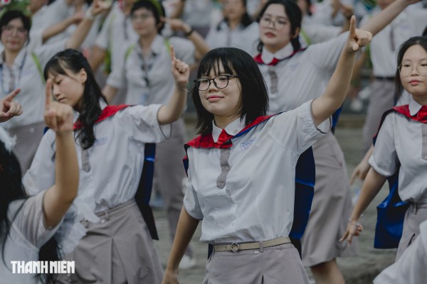Học sinh chuyên Lê Hồng Phong 'tỏa sáng' băng qua nhiều lần cuối trong ngày chia tay