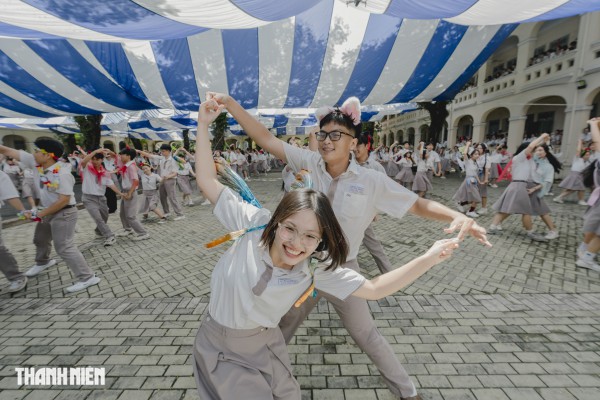 Học sinh chuyên Lê Hồng Phong 'tỏa sáng' băng qua nhiều lần cuối trong ngày chia tay