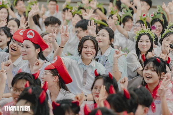 Học sinh chuyên Lê Hồng Phong 'tỏa sáng' băng qua nhiều lần cuối trong ngày chia tay