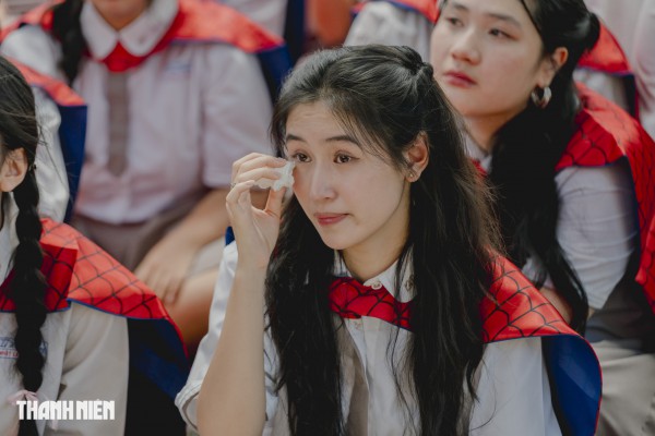 Học sinh chuyên Lê Hồng Phong 'tỏa sáng' băng qua nhiều lần cuối trong ngày chia tay