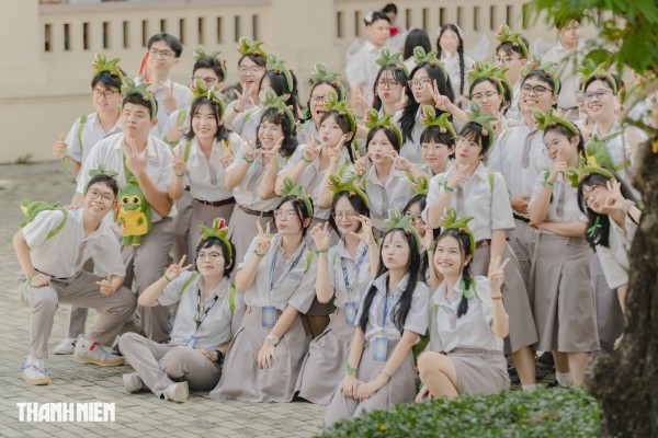 Học sinh chuyên Lê Hồng Phong 'tỏa sáng' băng qua nhiều lần cuối trong ngày chia tay
