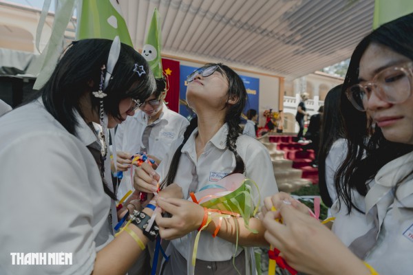 Học sinh chuyên Lê Hồng Phong 'tỏa sáng' băng qua nhiều lần cuối trong ngày chia tay