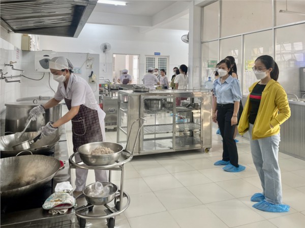 Học sinh được quyền lên tiếng về nhà vệ sinh và bữa ăn bán trú