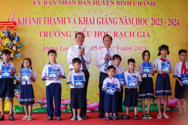 Học sinh, giáo viên cả nước rộn rã khai giảng năm học mới Học sinh, giáo viên cả nước rộn rã khai giảng năm học mới