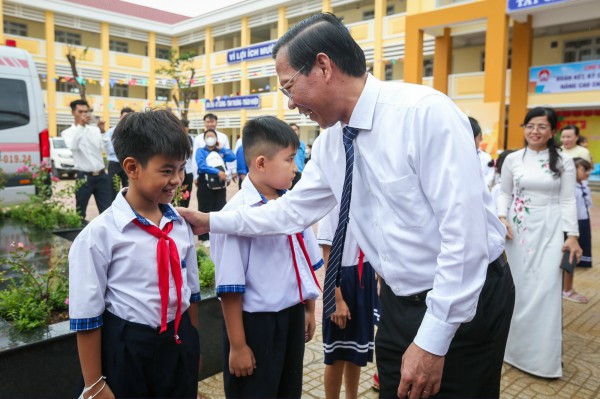 Học sinh, giáo viên cả nước rộn rã khai giảng năm học mới Học sinh, giáo viên cả nước rộn rã khai giảng năm học mới