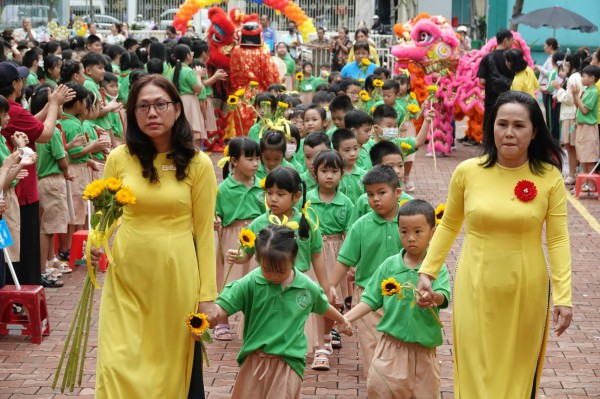 Học sinh, giáo viên cả nước rộn rã khai giảng năm học mới Học sinh, giáo viên cả nước rộn rã khai giảng năm học mới
