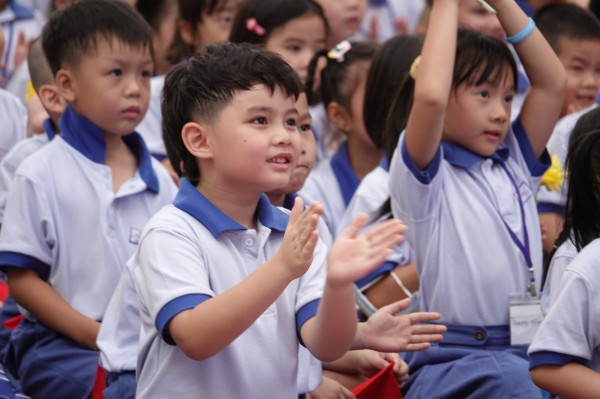 Học sinh, giáo viên cả nước rộn rã khai giảng năm học mới Học sinh, giáo viên cả nước rộn rã khai giảng năm học mới