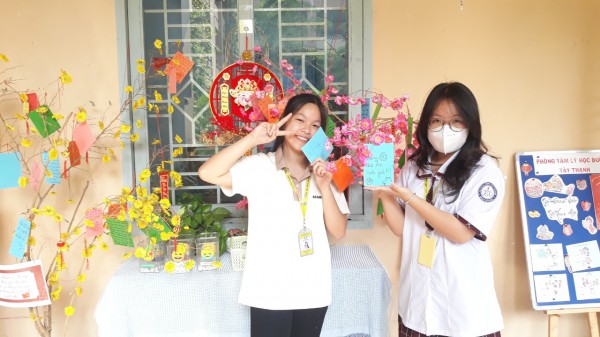 Học sinh làm thơ chúc tết