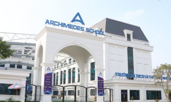 Học sinh lớp 1 bị bỏ quên trên xe ô tô khi đi dã ngoại Học sinh lớp 1 bị bỏ quên trên xe ô tô khi đi dã ngoại