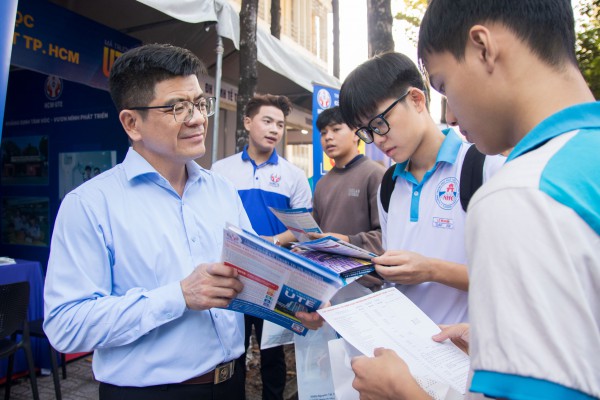 Học sinh lớp 12 'căng mình' ôn 4-5 kỳ thi để tìm đường vào đại học