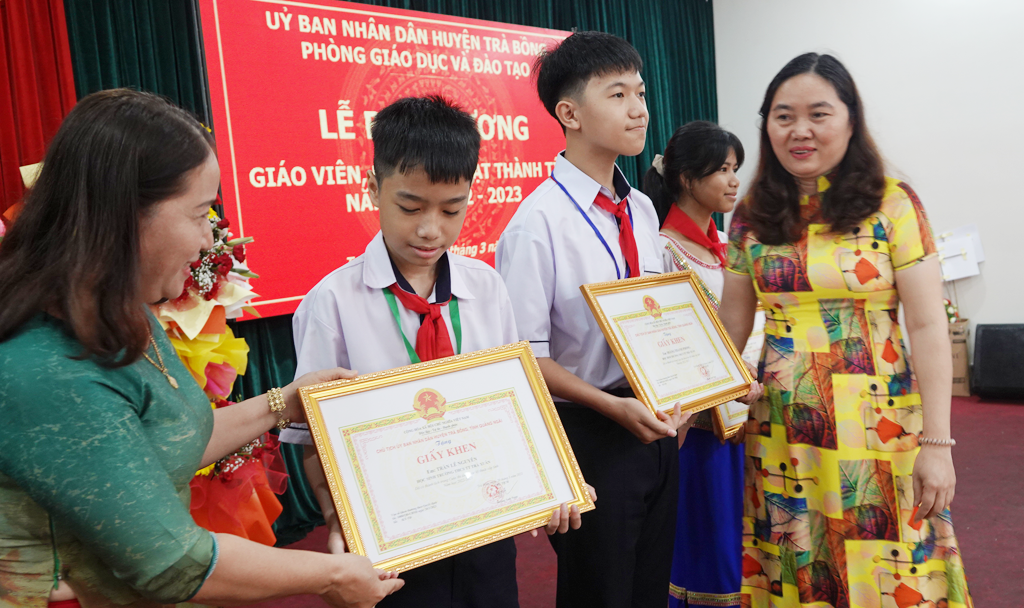 Học sinh người Kor đầu tiên đoạt giải cao nhất kỳ thi cấp tỉnh