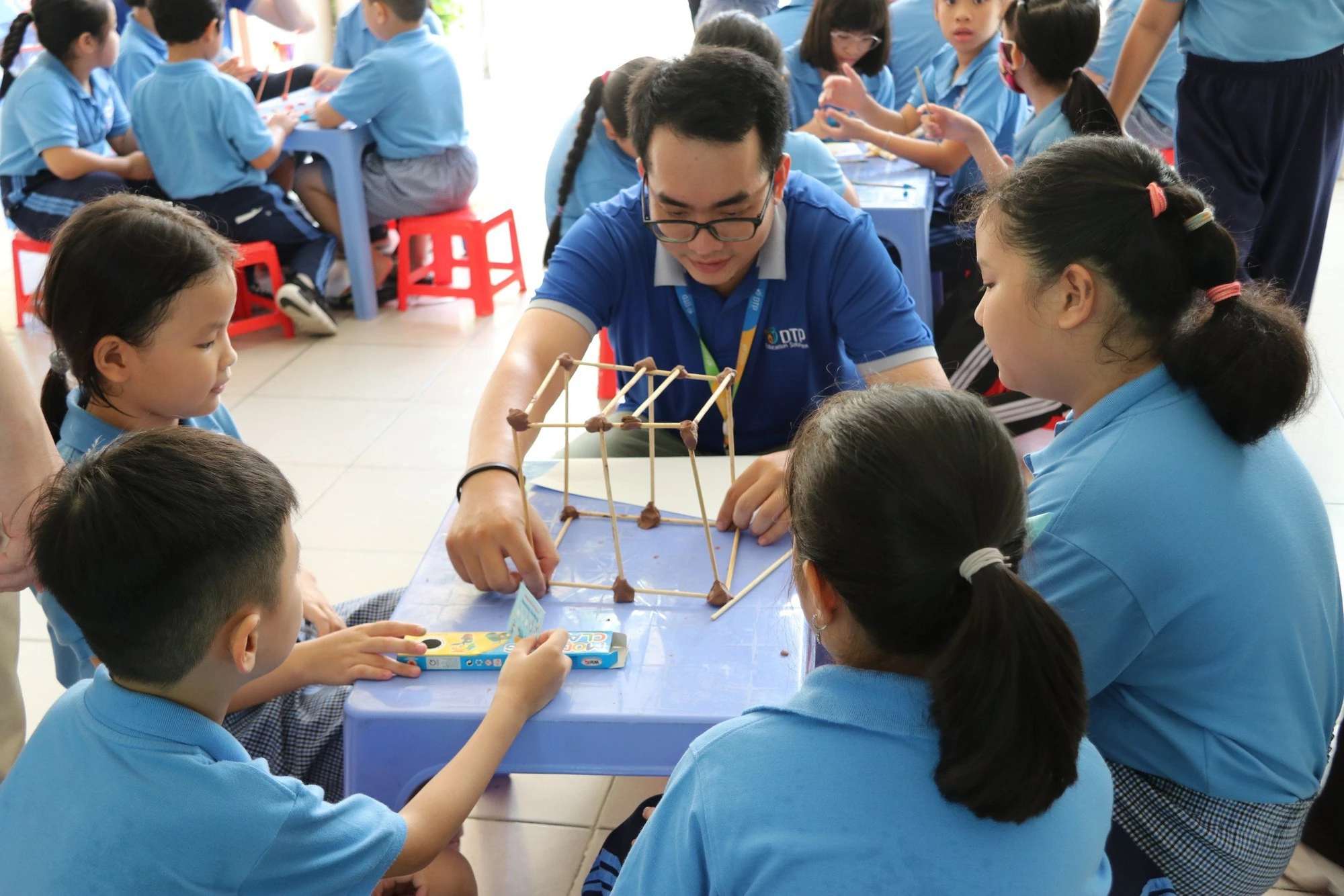 Học sinh nói tiếng Anh, làm tên lửa Học sinh nói tiếng Anh, làm tên lửa