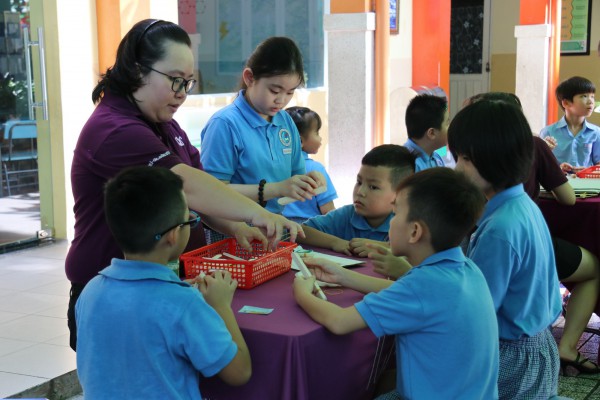 Học sinh nói tiếng Anh, làm tên lửa Học sinh nói tiếng Anh, làm tên lửa