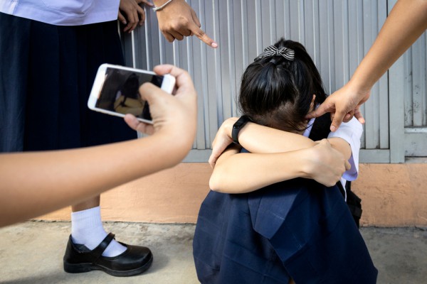 Học sinh suy sụp vì bị bắt nạt trên mạng