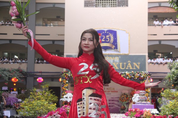 Học sinh thích thú khi thấy cô giáo trình diễn thời trang áo dài