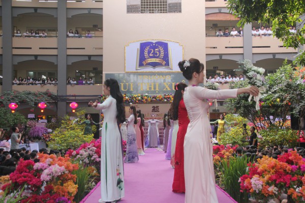 Học sinh thích thú khi thấy cô giáo trình diễn thời trang áo dài