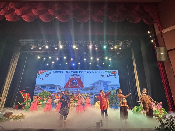 Học sinh tiểu học diễn kịch bằng tiếng Anh về lịch sử Việt Nam