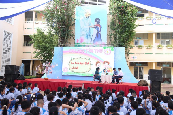 Học sinh tiểu học trổ tài làm thơ