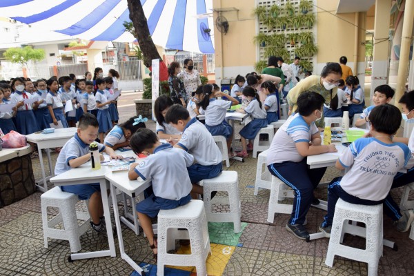 Học sinh tiểu học trổ tài làm thơ