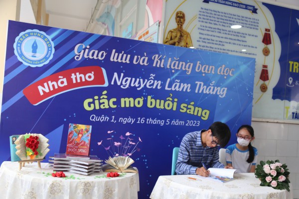 Học sinh tiểu học trổ tài làm thơ