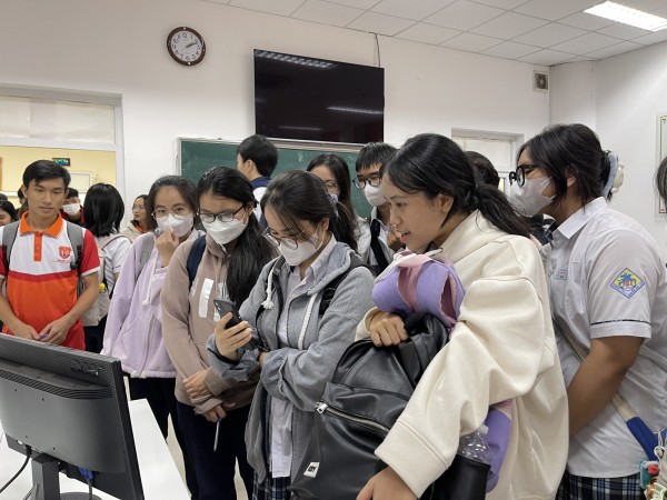 Học sinh tìm hiểu trí tuệ nhân tạo qua game và robot Học sinh tìm hiểu trí tuệ nhân tạo qua game và robot