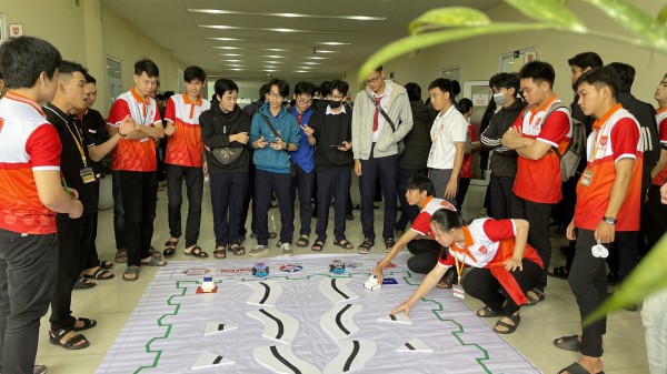 Học sinh tìm hiểu trí tuệ nhân tạo qua game và robot Học sinh tìm hiểu trí tuệ nhân tạo qua game và robot