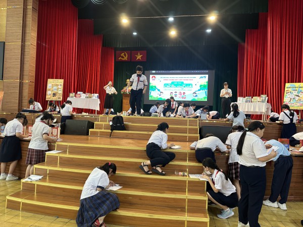 Học sinh trải nghiệm hoạt động 'Lớn lên cùng sách' để thêm yêu nơi mình đang sống