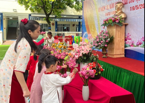 Học sinh trồng cây, dâng hoa sen mừng ngày sinh Chủ tịch Hồ Chí Minh