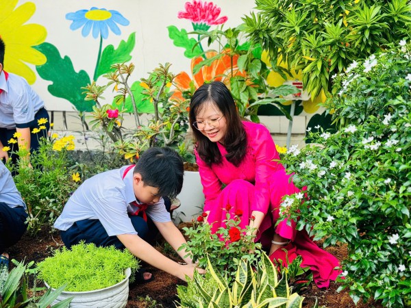 Học sinh trồng cây, dâng hoa sen mừng ngày sinh Chủ tịch Hồ Chí Minh